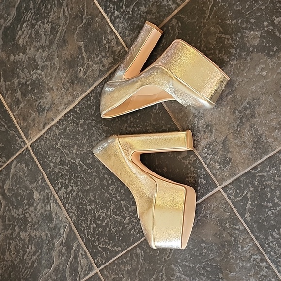 NWOT Gold Faux Leather Platforms w/Inserts - Picture 3 of 4